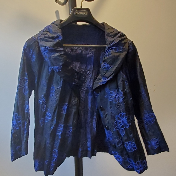 Uniquely styled spring weight jacket, blue floral on black crinkle - Picture 2 of 4
